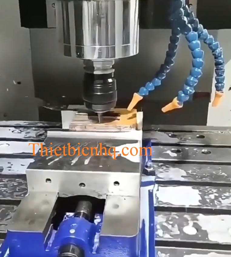 Ê tô máy phay được gắn trên máy phay CNC, kẹp phôi chắc chắn
