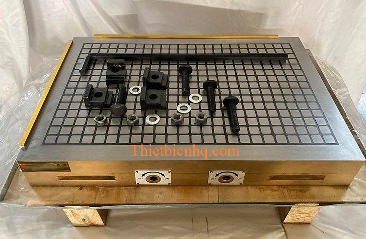 Bàn từ cơ đi kèm đầy đủ phụ kiện gồm tay gạt, bộ chặn gá kẹp, bu lông, đai ốc và lục giác, sẵn sàng lắp đặt và sử dụng
