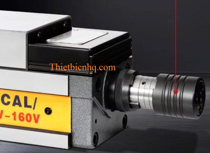 Cận cảnh đầu lực kẹp và cơ cấu trợ lực thủy lực của ê tô CHV-160V cho máy phay CNC