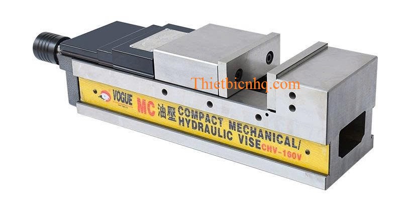 Góc nghiêng ê tô thủy lực CHV-160V cho thấy thân ê tô chắc chắn và cơ cấu trợ lực thủy lực
