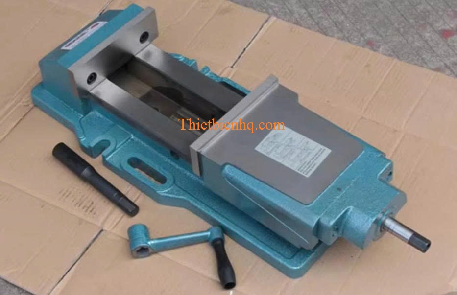 Hình ảnh thật của ê tô thủy lực HVA-150V với thân gang cứng vững và cơ cấu tăng lực thủy lực