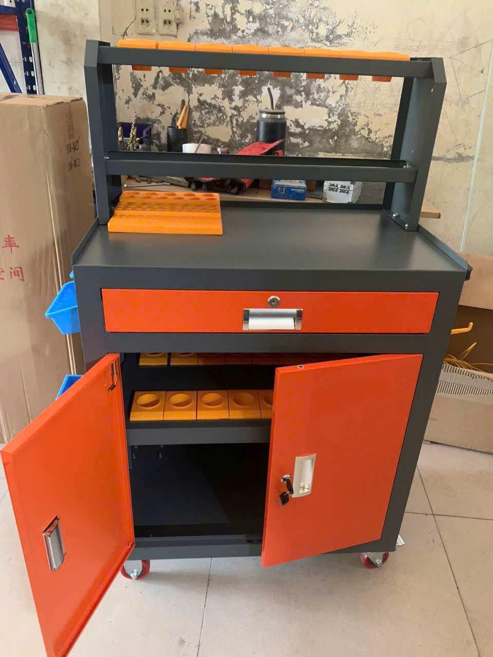 Hình ảnh thực tế xe đẩy dụng cụ có khóa M1